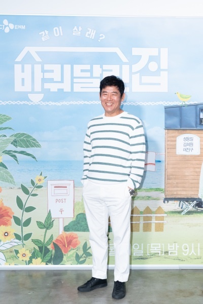  11일 오후 온라인 생중계로 진행된 tvN 새 예능 프로그램 <바퀴 달린 집> 제작발표회에서 성동일이 카메라를 향해 포즈를 취하고 있다.