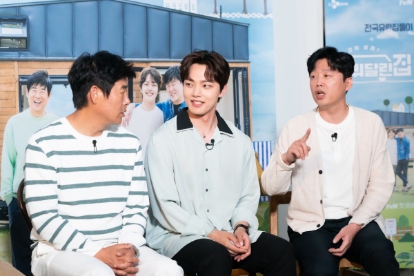  11일 오후 온라인 생중계로 진행된 tvN 새 예능 프로그램 <바퀴 달린 집> 제작발표회에서 성동일, 여진구, 김희원이 기자들의 질문에 답하고 있다.