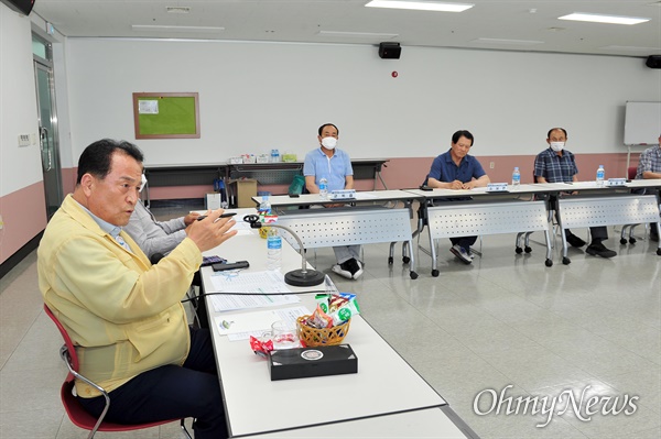 김영만 군위군수가 11일 군위 여성회관에서 ‘대구공항 통합이전 주민협의회’를 열고 공동후보지 불가 입장을 거듭 밝혔다.