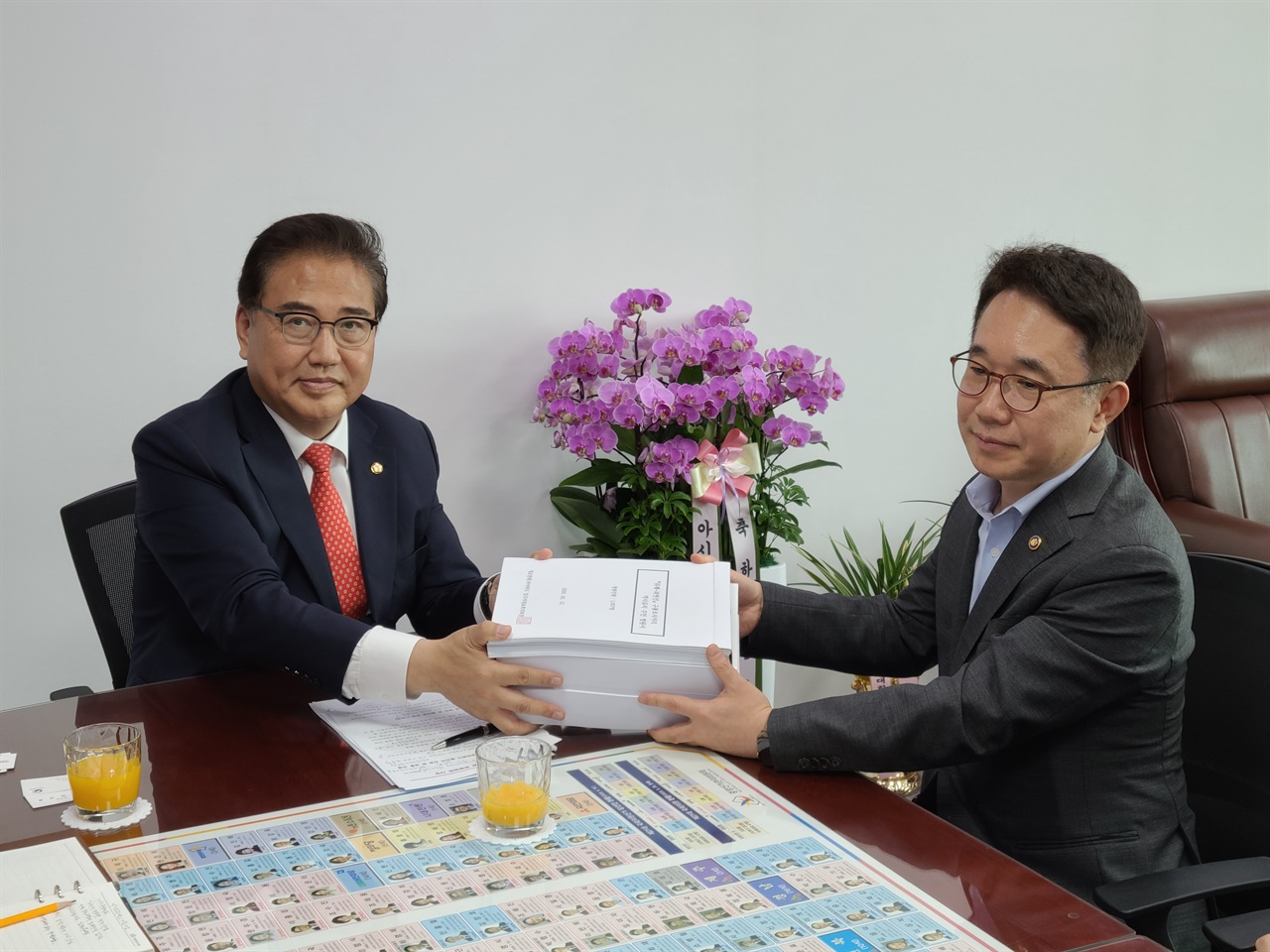 박진 의원(왼쪽)은 국토교통부 박선호 제1차관에게 ‘위례~과천선’역 신설과 관련해 지역주민들의 의견이 담긴 청원서를 전달했다.