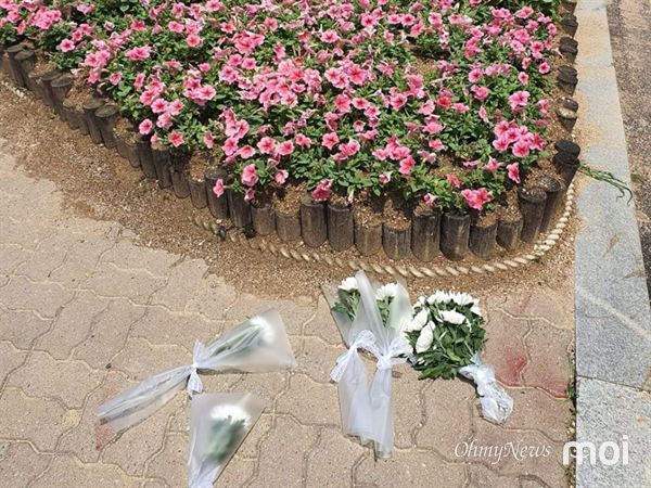 11일 시민들은 사고현장을 찾아 국화꽃을 놓고 추모했다.