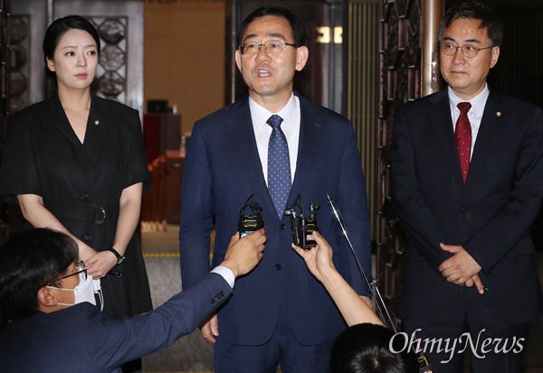미래통합당 주호영 원내대표가 12일 오전 서울 여의도 국회에서 의원총회를 마친 후 나서며 기자들의 질문에 답변하고 있다. 