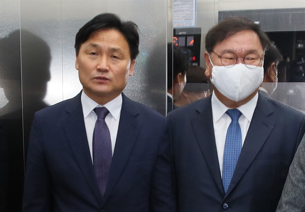 더불어민주당 김태년 원내대표(오른쪽), 김영진 원내수석부대표가 12일 오전 국회의장실을 방문한 후 승강기에 오르고 있다. 