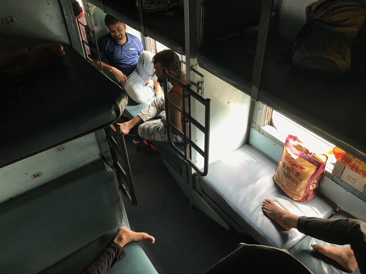 부탄 국경과 가까운 하시마라역으로 가는 길, 인도 기차에서 맞은 아침