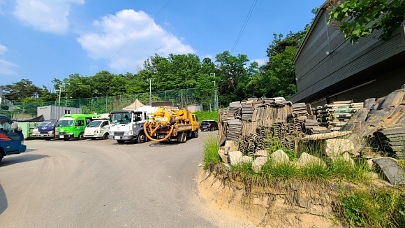 그린코리아포럼 등 10개 시민단체들은 종로구청에 (구)신영동 상가아파트 철거부지에 설치된 종로구청 전용주차장 및 한옥자재 보관소를 폐쇄할 것 등 5개항의 요구사항을 구청측에 전달했다.  