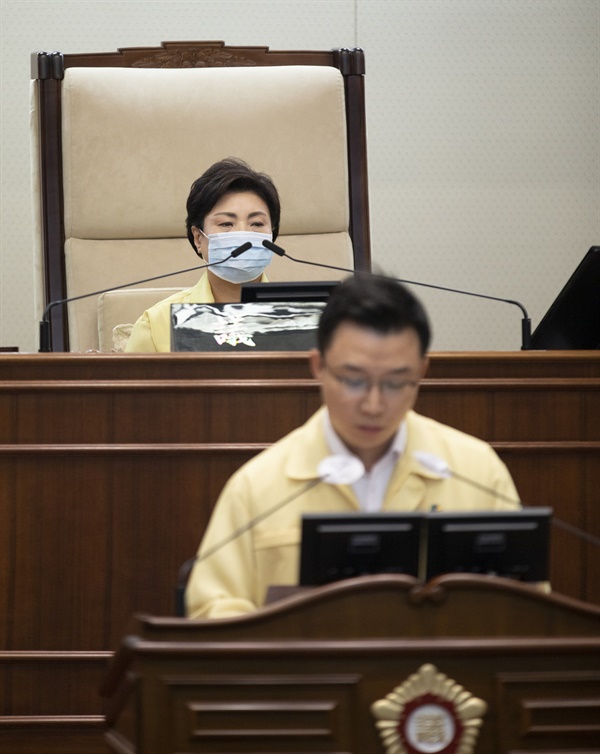 양기열 의원의 5분 발언을 듣고 있는 이연옥 의장. (사진: 정민구 기자)