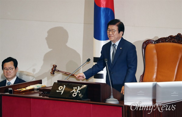 박병석 국회의장이 12일 국회 본회의장에서 "의장으로서 마지막 여야 합의를 촉구하기 위해 3일간의 시간을 드리겠다"고 말한 뒤 산회를 선포하고 있다. 