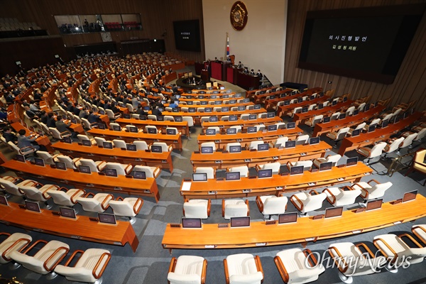 여야 원구성 합의 불발로 12일 국회 본회의에 미래통합당 의원들이 불참해 자리가 비어 있다. 미래통합당 김성원 원내수석부대표가 의사진행발언을 하고 있다.  
