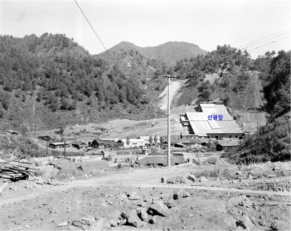 경북 봉화군 석포면 대현리에 있었던 연화광산.(1965년) 영풍이 인수하여 개발하면서 우리나라 최대의 납·아연 광산으로 성장했다.