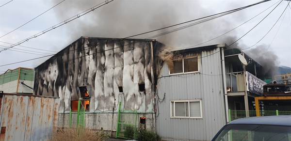12일 오후 6시 38분경 함안 칠원읍 소재 금속열처리 공장에서 화재.