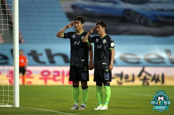 이동국-이승기 전북 이동국이 인천과의 K리그 6라운드에서 후반 10분 페널티킥 골을 성공시킨 후 거수경례 세레머니를 하고 있다.