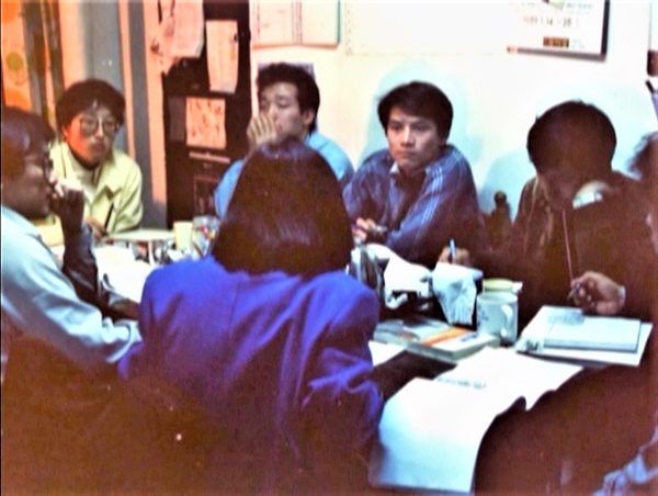  1989년 흑석동 사무실에서 <파업전야> 기획회의를 하고 있는 장산곶매