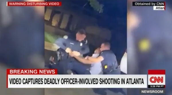 경찰 총격에 숨진 미국 흑인 남성 레이샤드 브룩스와 경찰의 몸싸움 상황을 보도하는 CNN 뉴스 갈무리.