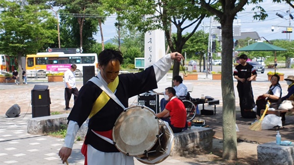  농악을 기반으로 한국의 음악과 춤, 소리 등 전통 연희의 다양한 창작활동을 하며, 지난해 부산 공연에도 참여한 Art Space '해봄'의 설장구 공연이 이어졌다.
