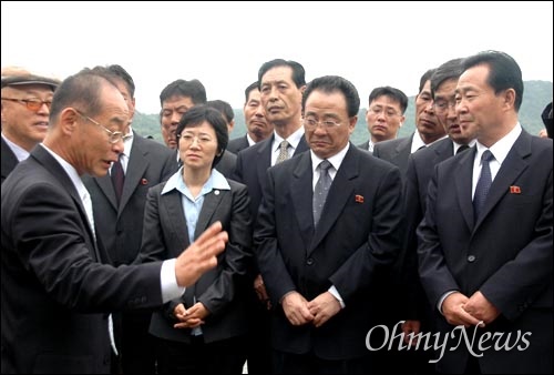  김영만 전 6.15경남본부 대표. 그는 2007년 창원에서 열린 ‘남북노동자통일대회’ 때 북측 대표단이 국립3.15민주묘지를 참배하자 김주열 열사 묘소(가묘)에서 안내를 하기도 했다.