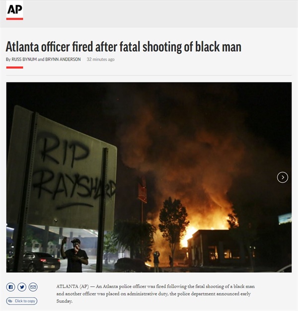 미국 애틀랜타에서 흑인 남성이 경찰 총격에 사망한 사건에 대한 항의 시위를 보도하는 AP통신 갈무리.