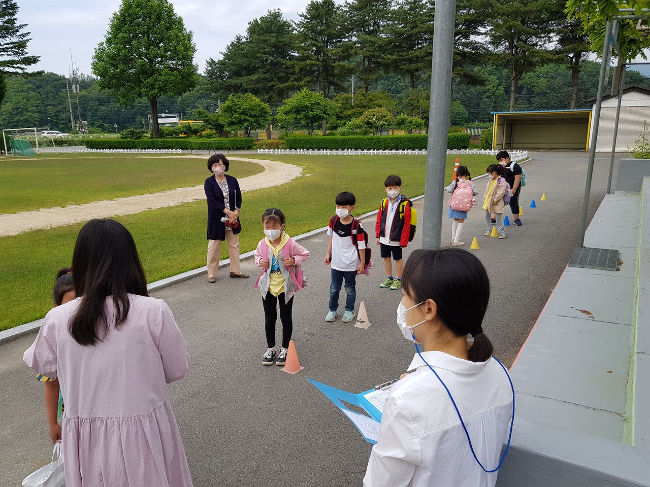 춘천 서상초등학교 학생들이 아침에 학교 오는 모습