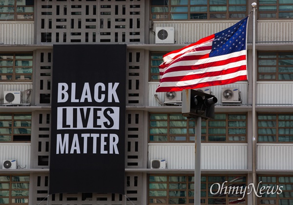 지난 15일 오전 서울 종로구 주한 미대사관에 '흑인 목숨도 소중하다'(Black lives matter)가 적힌 대형 현수막이 걸려있는 모습. 
