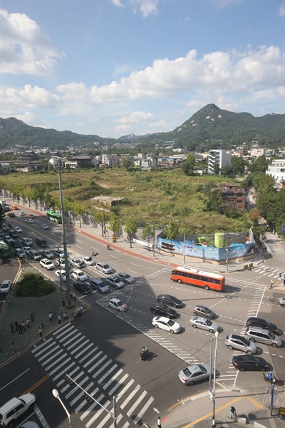 대대로 그 시대 권력자들의 소유였던 서울의 노른자위 송현동 땅은 이제 공공의 품으로 돌아와 공원화 되기 직전에 있다. 사진은 종로구 송현동 부지. 촬영일자는 2013년 9월 25일. 
