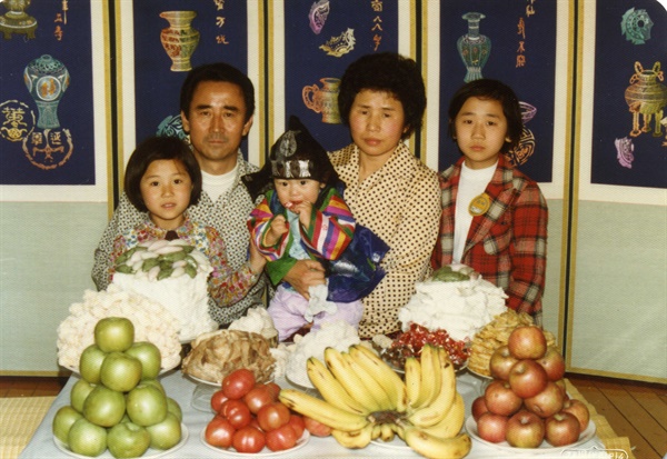 홍재희 감독 가족사진. 아버지의 품에 안겨있는 딸이 홍 감독. 