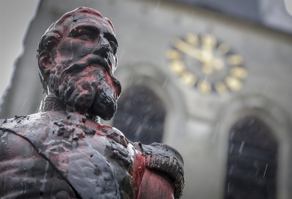 붉은 페인트로 훼손된 벨기에 레오폴드 2세 국왕 동상
