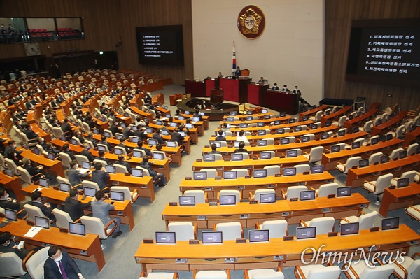 15일 오후 서울 여의도 국회에서 열린 본회의에서 미래통합당 의원이 불참한 가운데, 의원들이 법제사법위원장, 기획재정위원장, 외교통일위원장, 국방위원장, 산업통상자원중소벤처기업위원장, 보건복지위원장 선출을 위한 투표를 하고 있다.