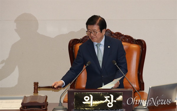 박병석 국회의장이 15일 오후 서울 여의도 국회에서 열린 본회의에서 상임위원장 선거안건을 상정하며 의사봉을 두드리고 있다.