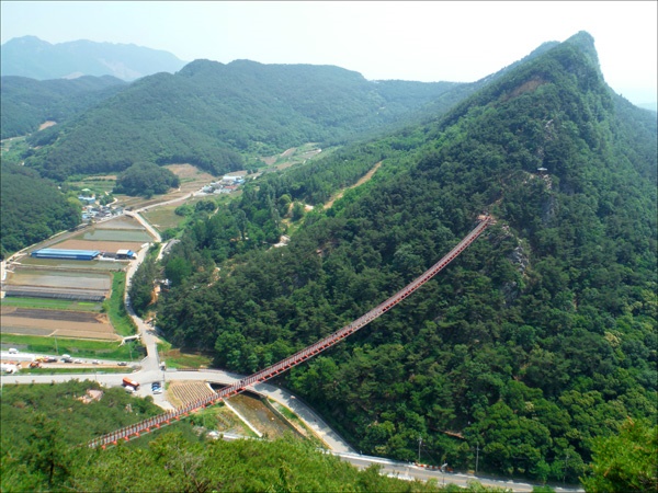    전북 순창 채계산 출렁다리. 무주탑 산악현수교로는 현재 우리나라에서 가장 길다.