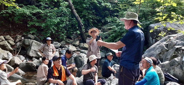  산청진보연합이 14일 벌인 “6.15공동선언 20주년 기념 통일둘레길 걷기".