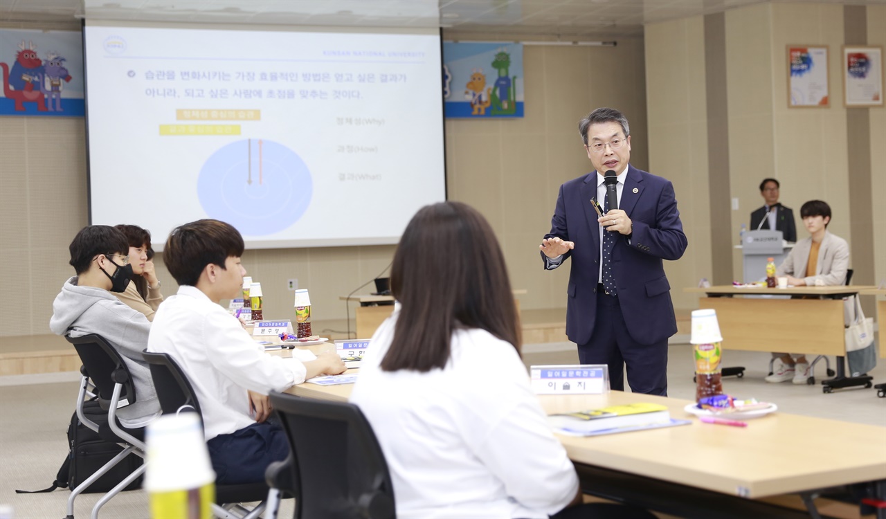 지난 5월, 신입생들과 대화 때 학교에 대해 설명하는 곽병선 총장