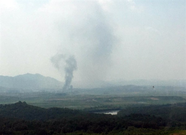 북한이 16일 오후 2시49분 개성 공동연락사무소 청사를 폭파한 것으로 알려진 가운데 검은 연기가 피어 오르고 있다.
