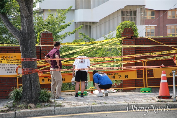 16일 오후 부산 해운대 모 초등학교 스쿨존(어린이보호구역) 교통사고 현장을 지나던 시민들이 발걸음을 멈추고 추모편지 등을 읽어보고 있다.