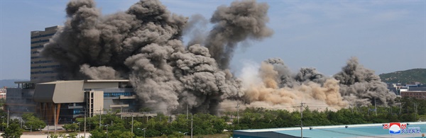 북한이 지난 16일 오후 2시 50분경 남북공동연락사무소를 폭파했다고 조선중앙통신이 17일 보도했다.