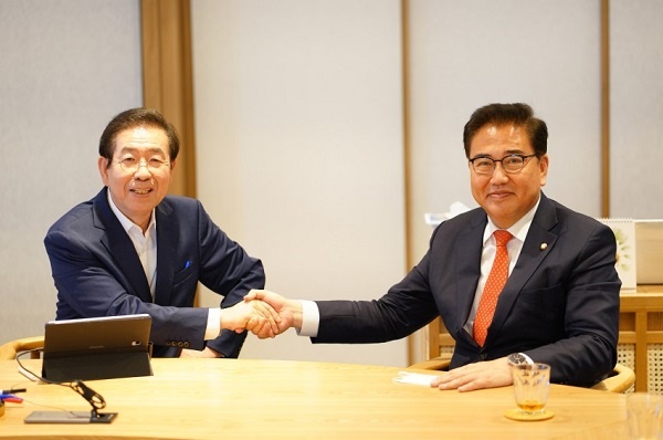 박진 의원(오른쪽)이 박원순 시장을 만나 위례-과천선, 구룡마을개발 등 지역현안 사업에 대해 논의했다.