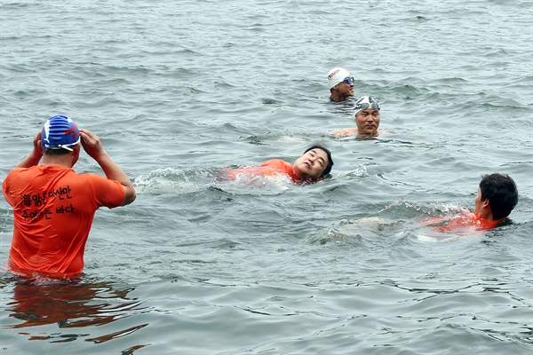 허성무 창원시장이 시민들과 함께 6월 17일 오후 마산 돝섬 앞 바다에서 수영을 했다.