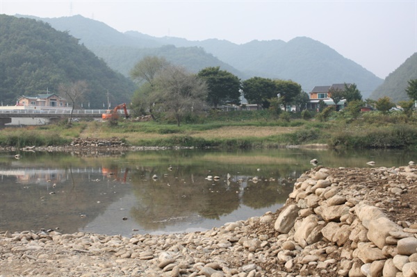 판운리에 섶다리를 놓기 전에, 강 양안에 선창 놓기를 완료한 모습