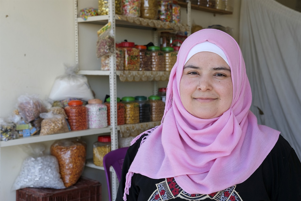 부시라는 레바논 주민과 시리아 난민에게 콩, 향신료, 사탕 등을 판매하고 있다.