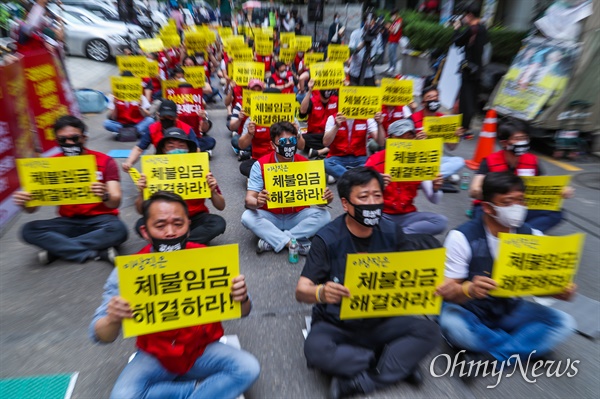 지난 6월 18일 이스타항공조종사노조가 서울 영등포구 더불어민주당사 앞에서 이스타항공노동자 4차 총력결의대회를 열고 있다. 