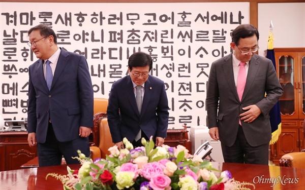 박병석 국회의장(가운데)과 더불어민주당 김태년 원내대표(왼쪽), 미래통합당 주호영 원내대표가 지난5일 국회 의장실에서 만나 기념촬영한 뒤 자리에 앉고 있다. 