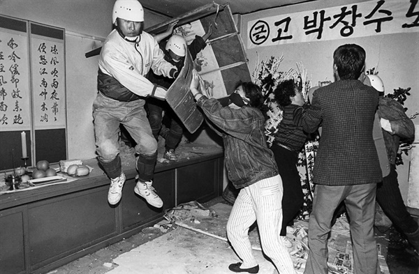 1991년 5월 7일 박창수 시신을 탈취하기 위해 경찰이 영안실 벽을 뚫고 난입하고 있다. 
