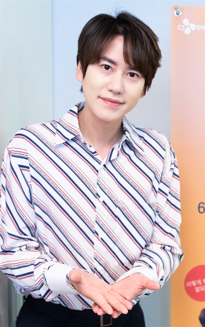 '집쿡라이브' 규현, 집쿡(cook)러 초대 규현 가수가 19일 오후 온라인으로 진행된 Olive 신규 예능 <집쿡라이브> 제작발표회에서 포즈를 취하고 있다. <집쿡라이브>는 집쿡(cook)러들을 위한 스타 셰프들의 TV-온라인 생방송 쿠킹 클래스 프로그램이다.  21일 일요일 오후 5시 첫 방송.