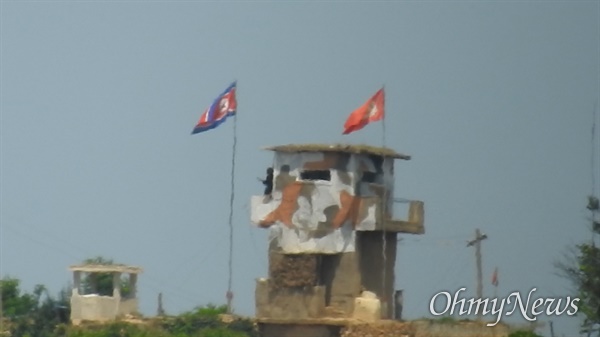 19일 오후 경기도 파주 일대에서 바라본 남북경계의 북한 초소에서 초병이 근무를 서고 있다.