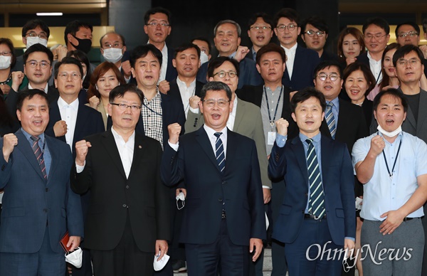 김연철 통일부장관이 이임식을 마치고 청사를 떠나기 전 직원들과 함께 '통일부 화이팅'을 외치고 있다.