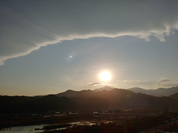 베란다 밖으로 아름다운 강과 태백산맥이 보이는 아름다운 작은 집은 임대아파트라는 꼬리표로 인해 불성실함과 부도덕함의 상징이 됐다.