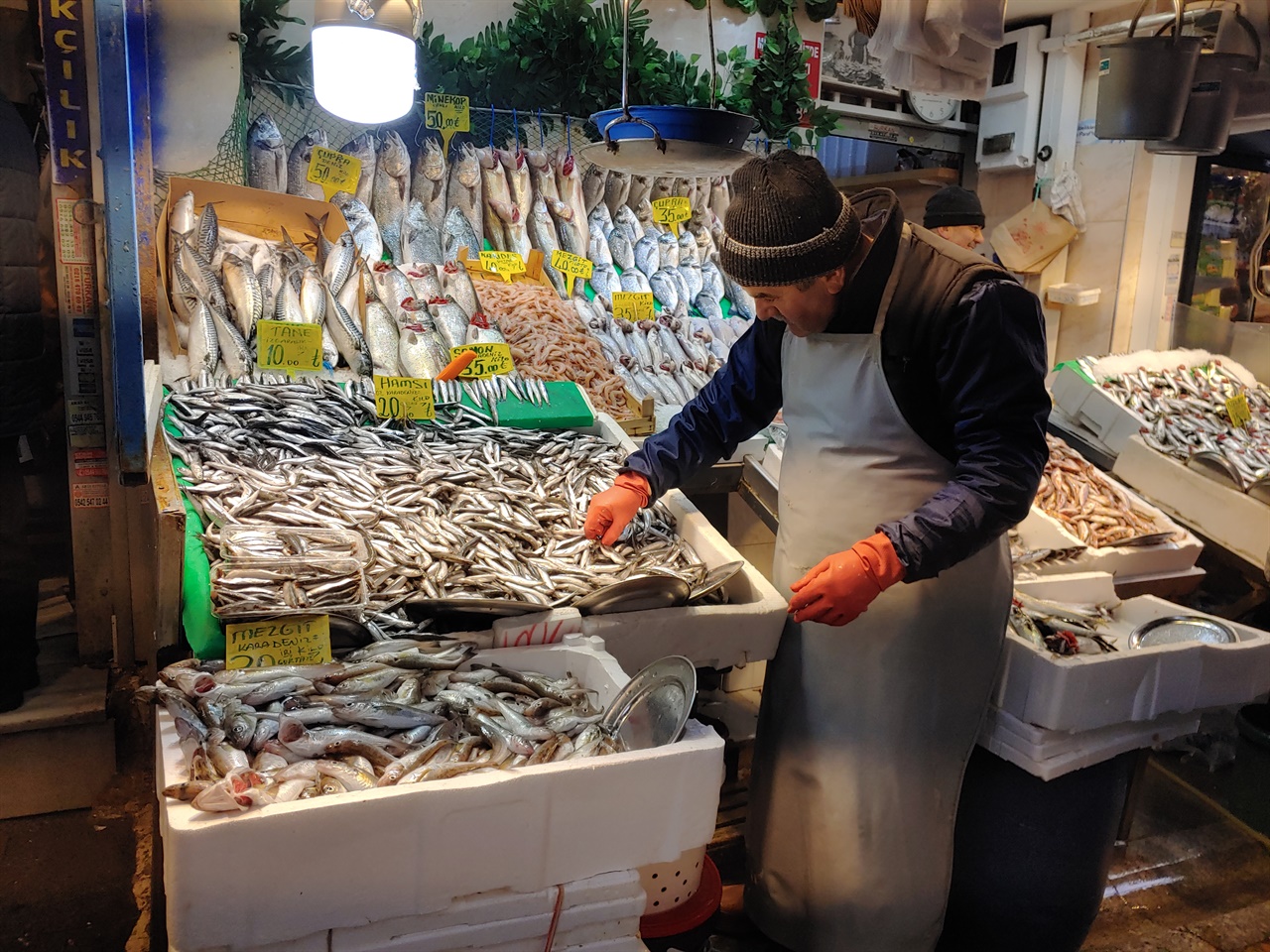 시장에서 생선을 파는 사람.
