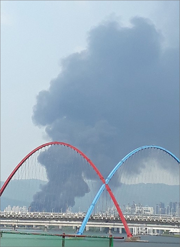 20일 오후 대전 대덕구 대화산업단지 내 플라스틱제품 제조공장에서 큰 불이 발생했다(독자 제공).