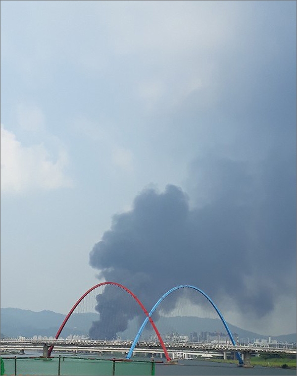 20일 오후 대전 대덕구 대화산업단지 내 플라스틱제품 제조공장에서 큰 불이 발생했다(독자 제공).