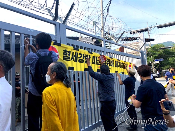 민주노총 경남본부는 20일 오후 창원진해 중원로터리에서 중앙시장을 거쳐 미해군지원부대 앞까지 "세균전 부대 진해 배치 규탄 행진"을 벌인 뒤 집회를 열고, 출입문에 펼침막을 붙여 놓았다.