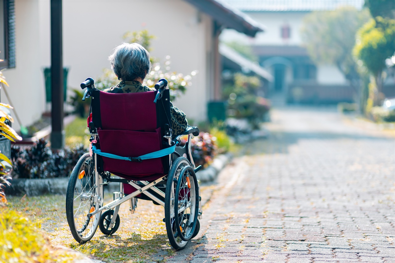 휠체어에 의존하는 노인의 삶과 건강