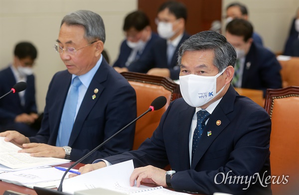 정경두 국방부 장관이 22일 오전 서울 여의도 국회에서 열린 국방위원회 전체회의에 참석해 의원들의 질문에 답변하고 있다.